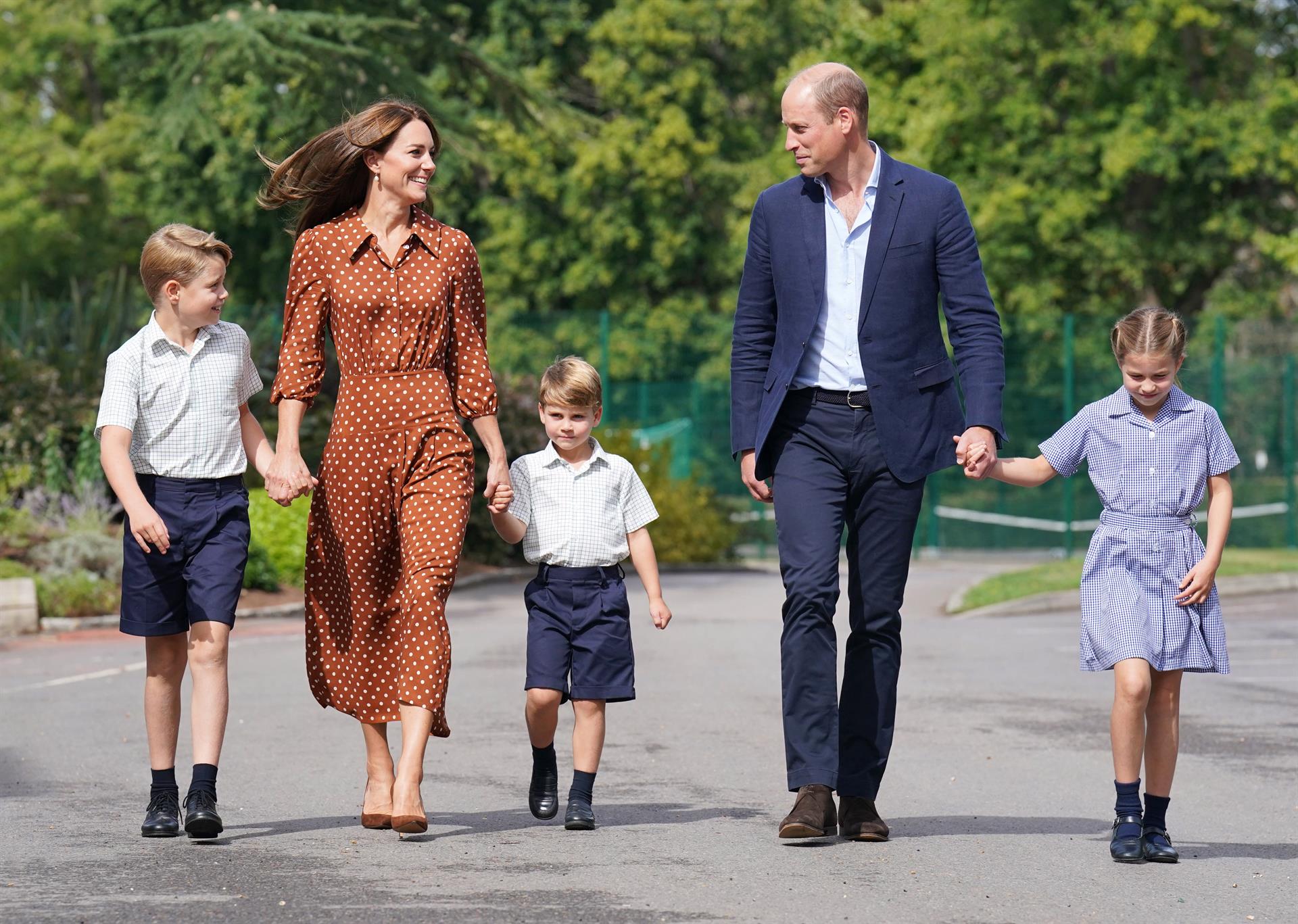 Carlos y Guillermo llegan a Balmoral para estar con la reina Isabel II