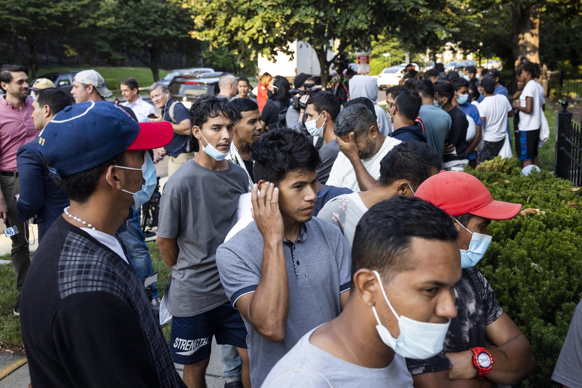 Texas manda buses con un centenar de migrantes a la residencia de Kamala Harris, vicepresidenta de Estados Unidos