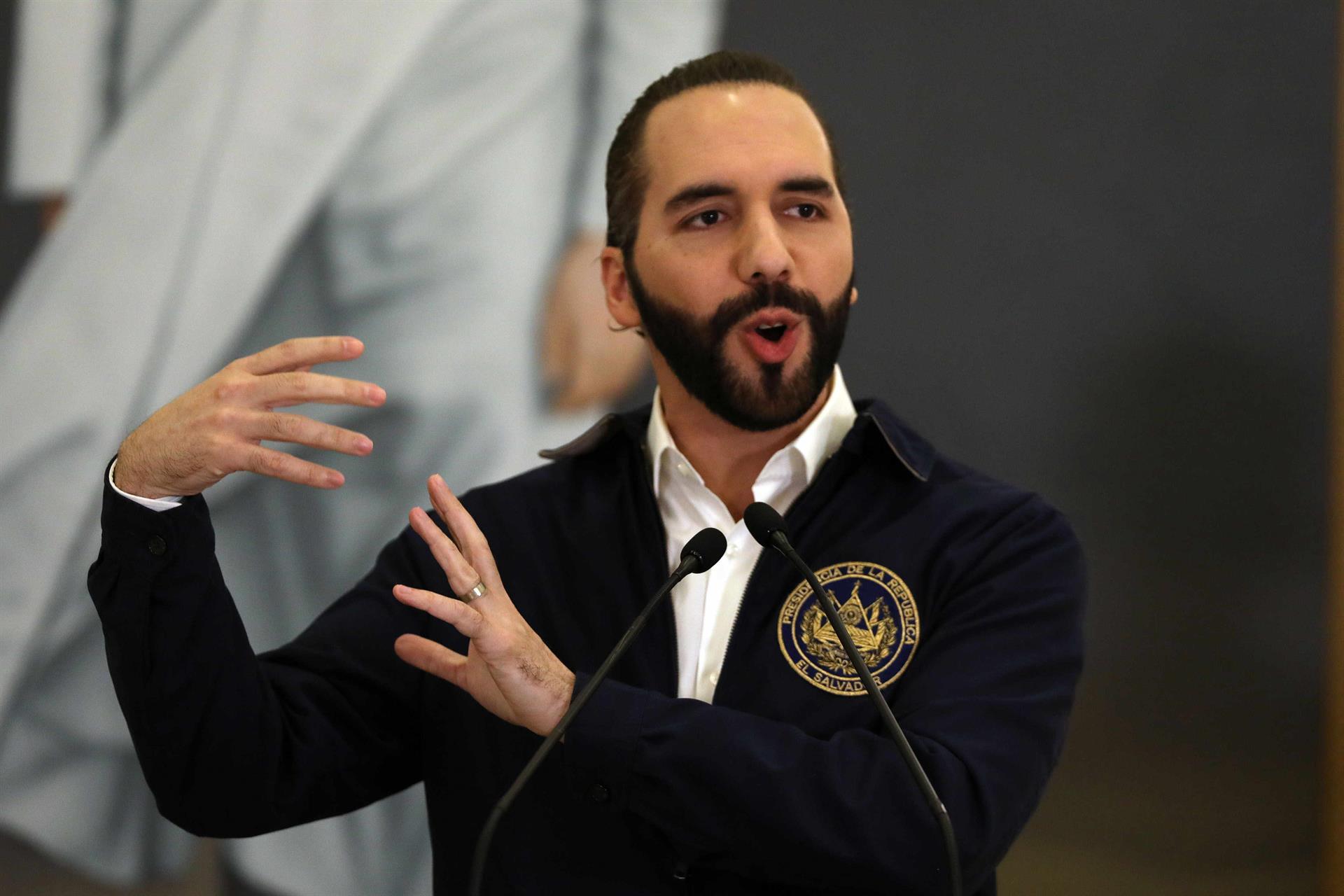 Bukele va por la reelección presidencial en El Salvador