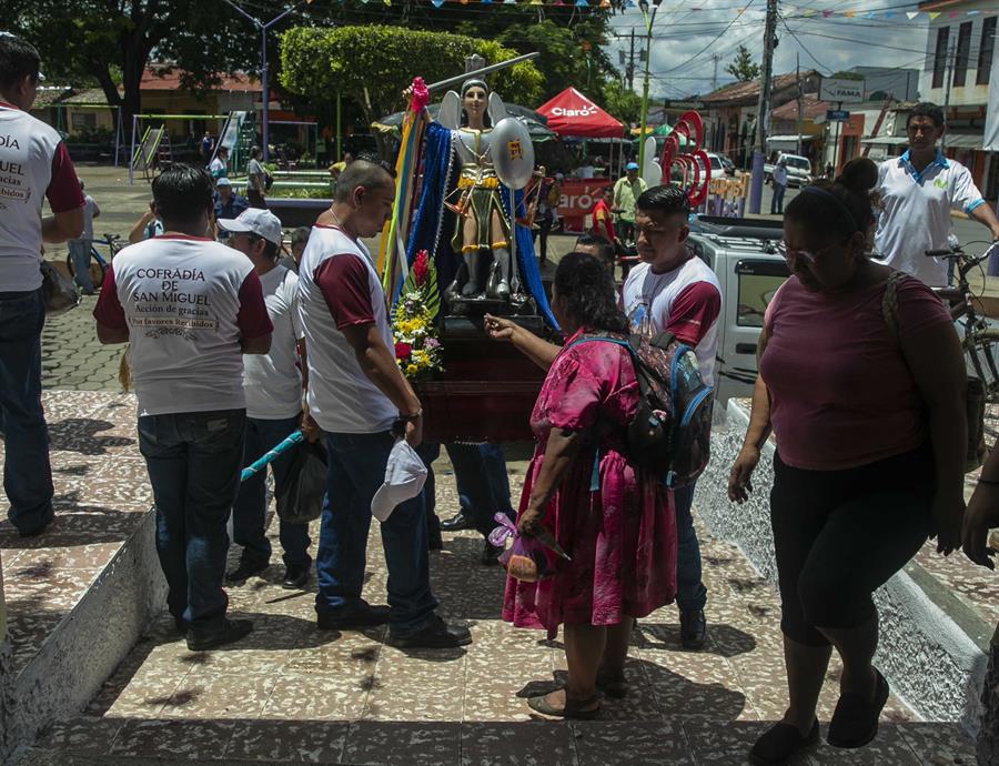 Católicos de Masaya abuchean al comisionado Juan Valle Valle en la iglesia San Miguel Arcángel