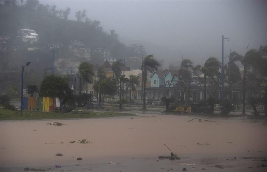 El huracán Fiona, ya es de categoría 3, se abate sobre Turcos y Caicos
