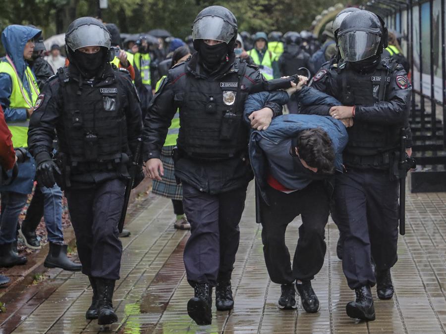 Más de 680 detenidos en nuevas protestas contra la movilización de Putin