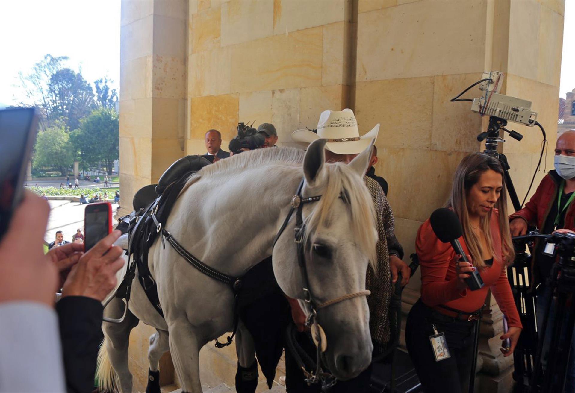 Un senador en Colombia entra al Congreso a caballo alegando que es su mascota