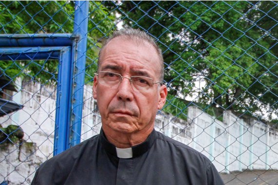 Policía detiene, golpea y después libera al padre Edwin Román en Masaya
