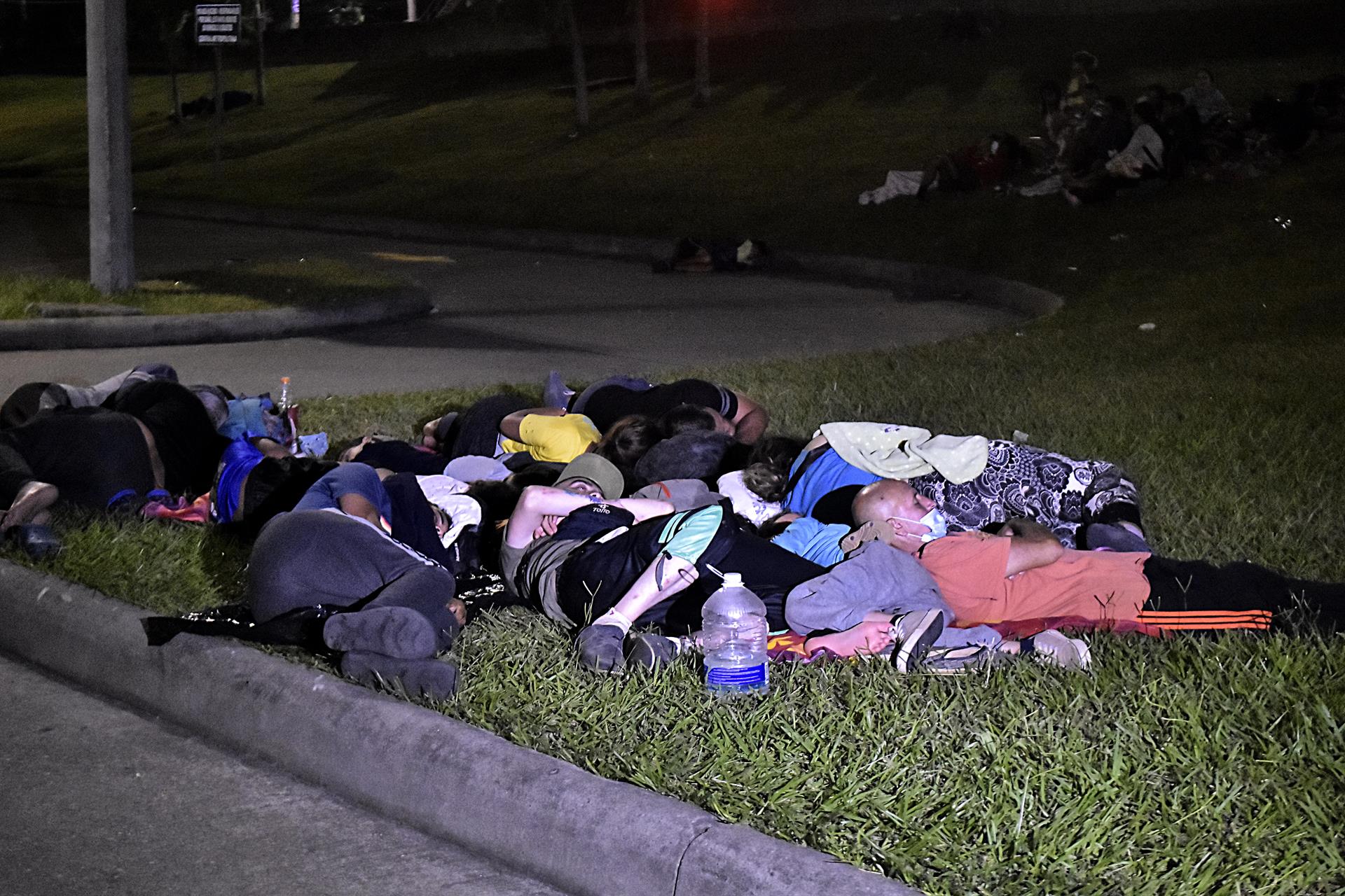Guatemala expulsa a casi 100 migrantes en puesto fronterizo con Honduras