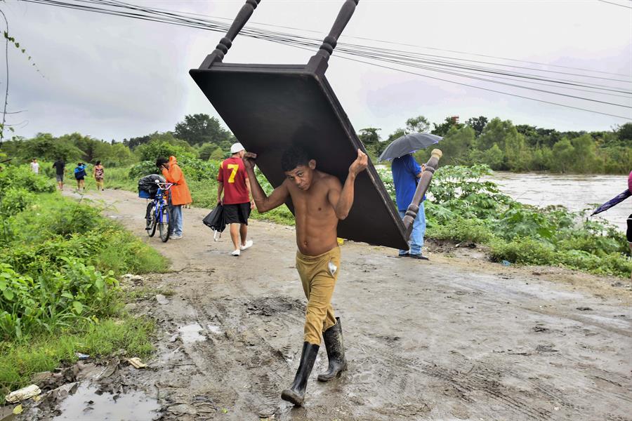Honduras extiende alerta roja en 8 departamentos y confirma cuatro muertes y más de 103.000 afectados por Julia