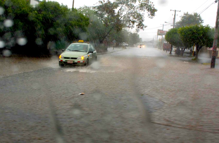 Lluvias dejan dos muertos, aguaceros van a seguir y alerta verde se mantiene