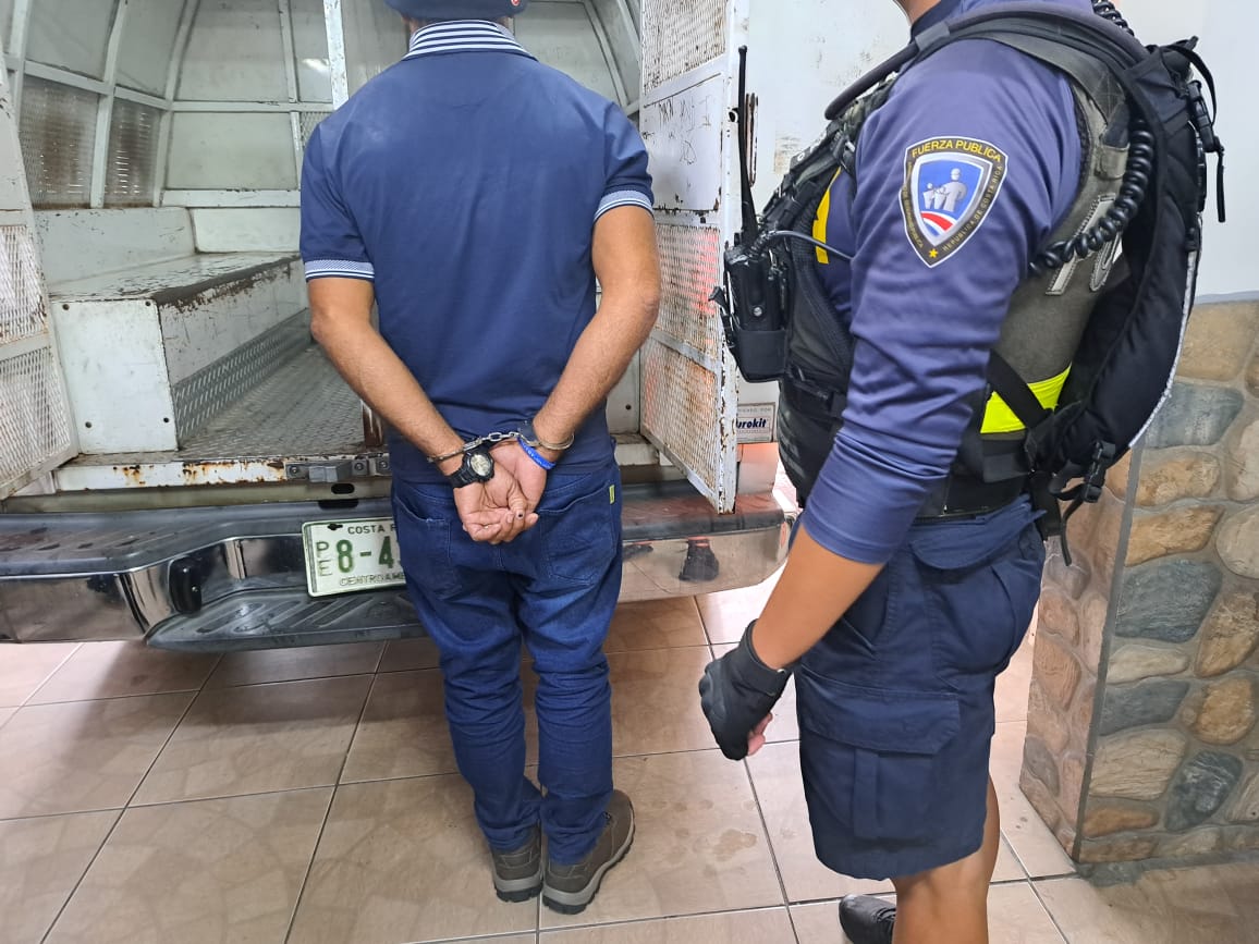 Costa Rica captura a dos nicaragüenses sospechosos de asesinar  a una policía y un comerciante