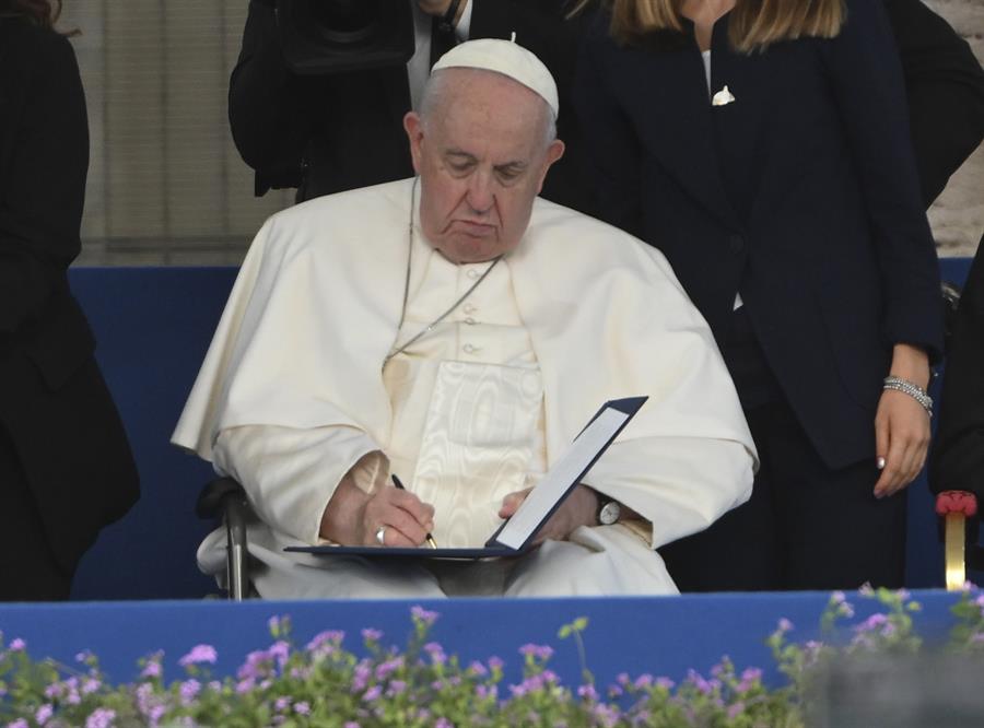 El papa pide a las religiones trabajar por el diálogo e invoca «el derecho a la paz»