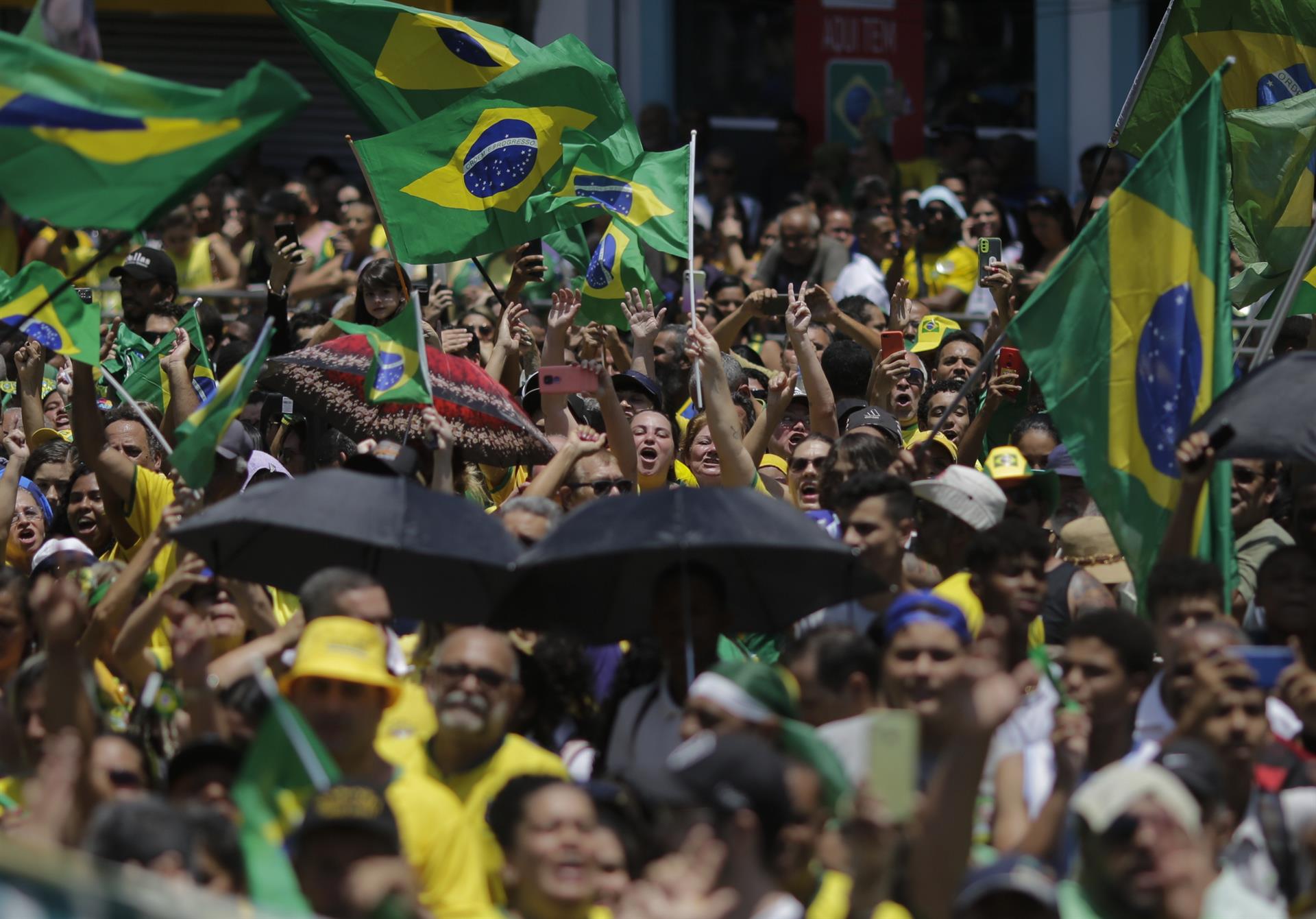 Elecciones en Brasil: Bolsonaro gasta sus últimos cartuchos para intentar reducir ventaja de Lula