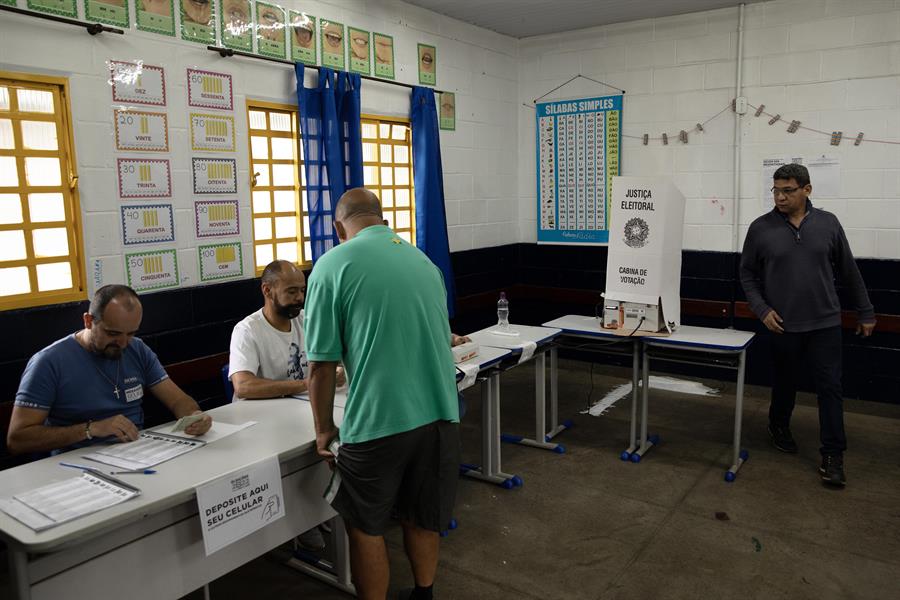 Lula sube a 50,46% y Bolsonaro baja a 49,54% con el 86% escrutado en Brasil