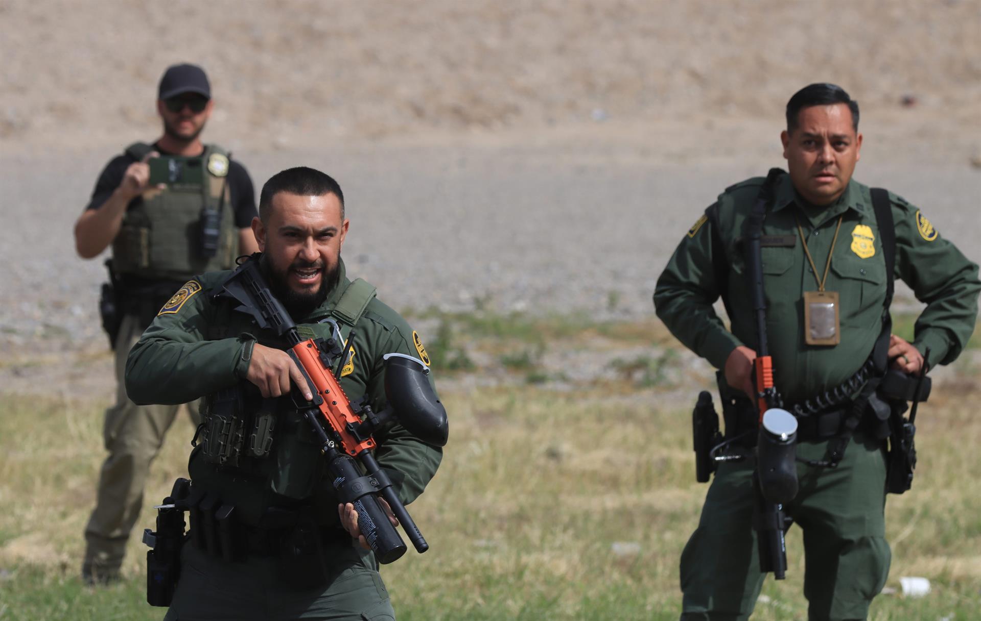 Agentes disparan balas de goma contra migrantes en frontera México-EE.UU. 