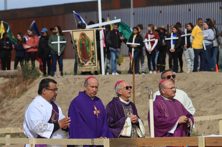 Obispos de México y EE.UU. celebran misa por migrantes fallecidos en frontera