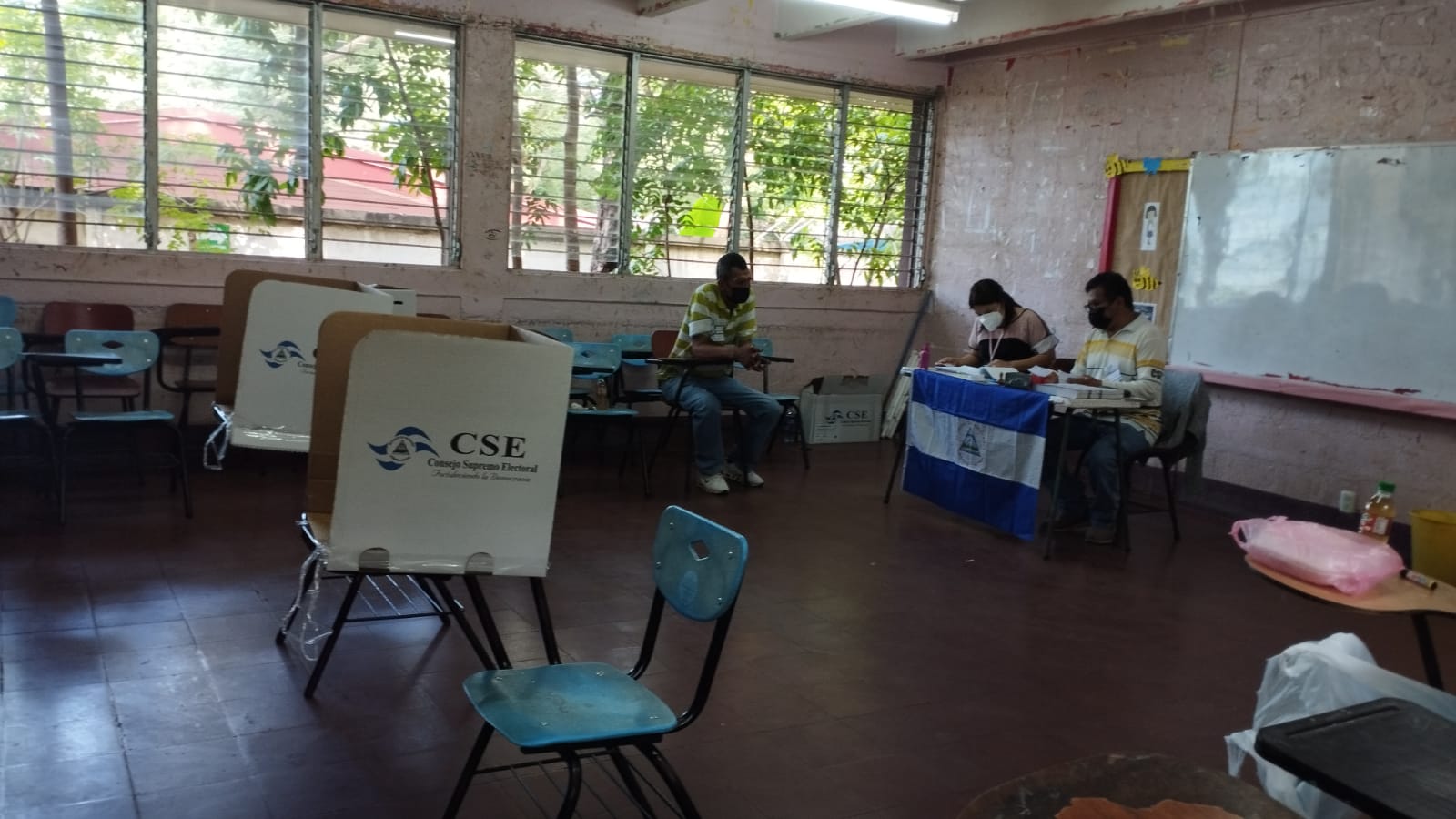 Cierran las JRV de unos comicios municipales marcados por irregularidades, ausencia de votantes y asedio a los opositores