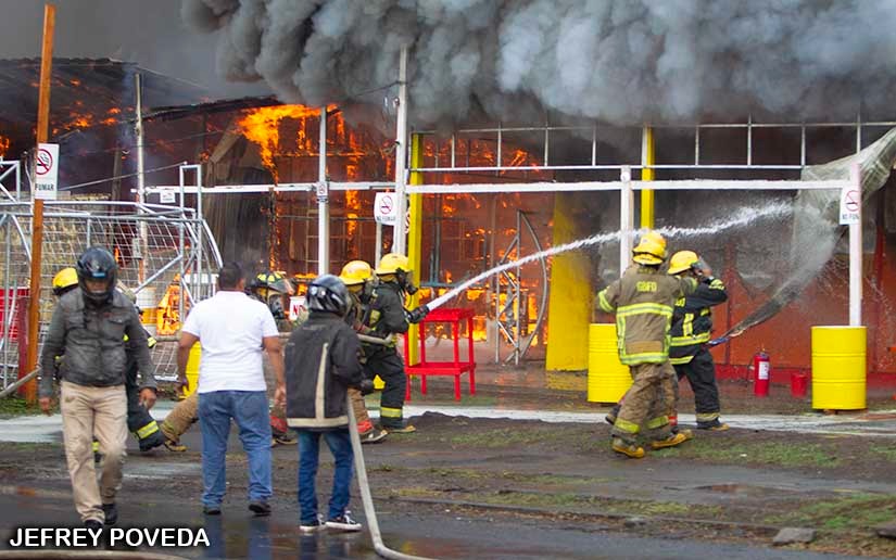 Incendio en tramos de pólvora en la zona de Tiscapa en Managua