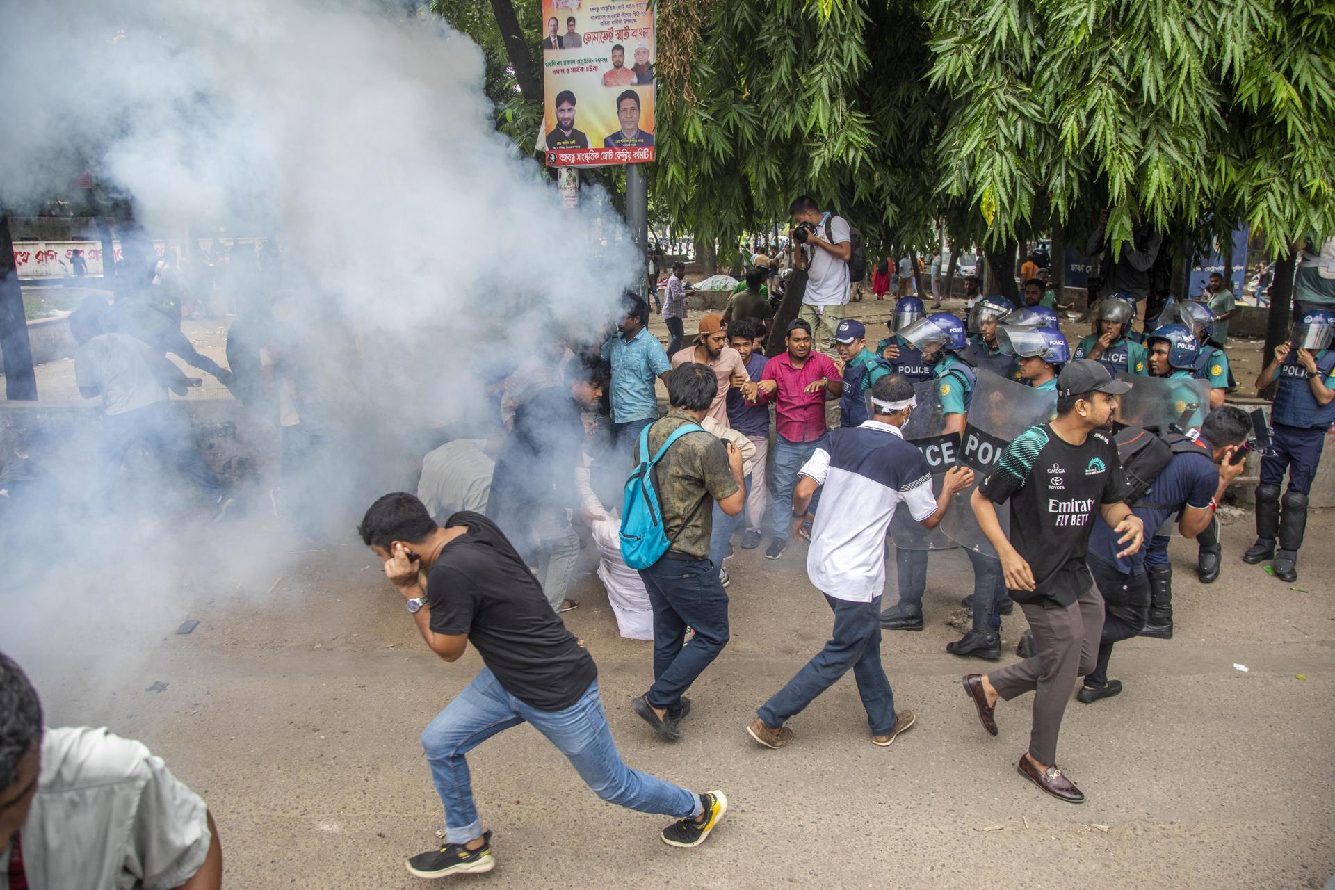 Suben a 9 los muertos en las protestas estudiantiles en Bangladés con cientos de heridos
