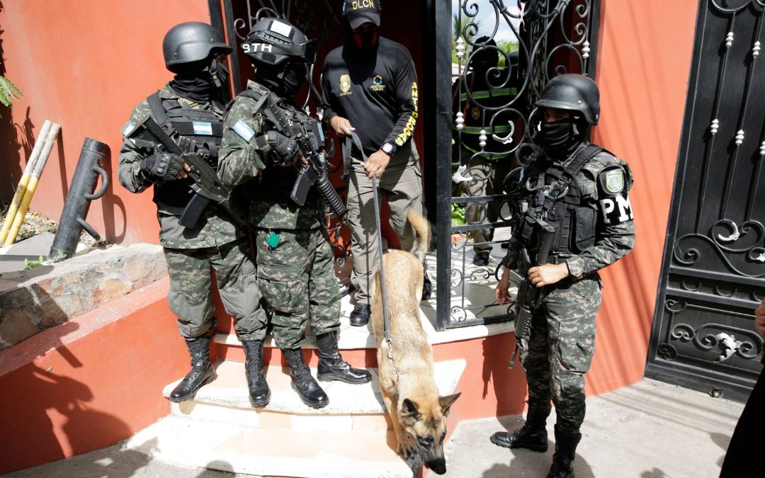 La Fiscalía de Honduras allana la residencia de exjefe militar prófugo