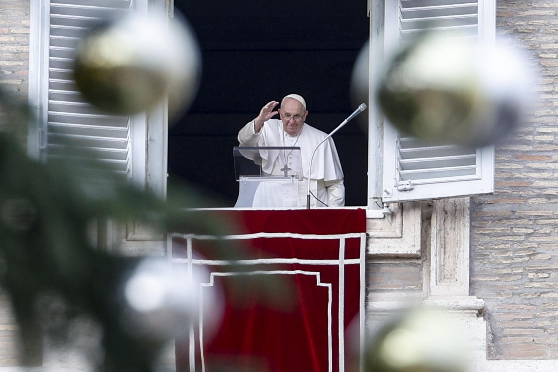 El papa se conmueve ante la Inmaculada al llevar las súplicas de ucranianos