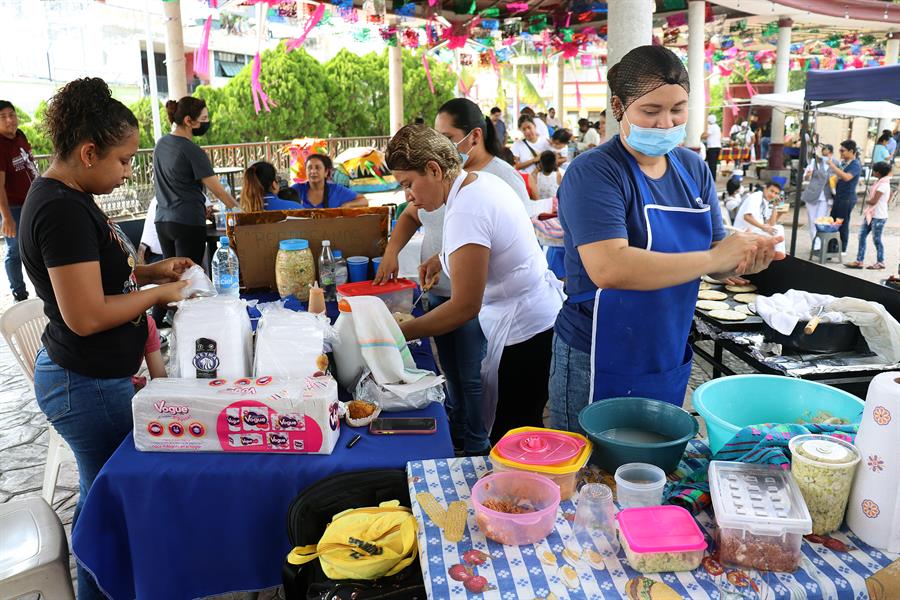Migrantes nicaragüenses participan en una feria gastronómica en Tapachula