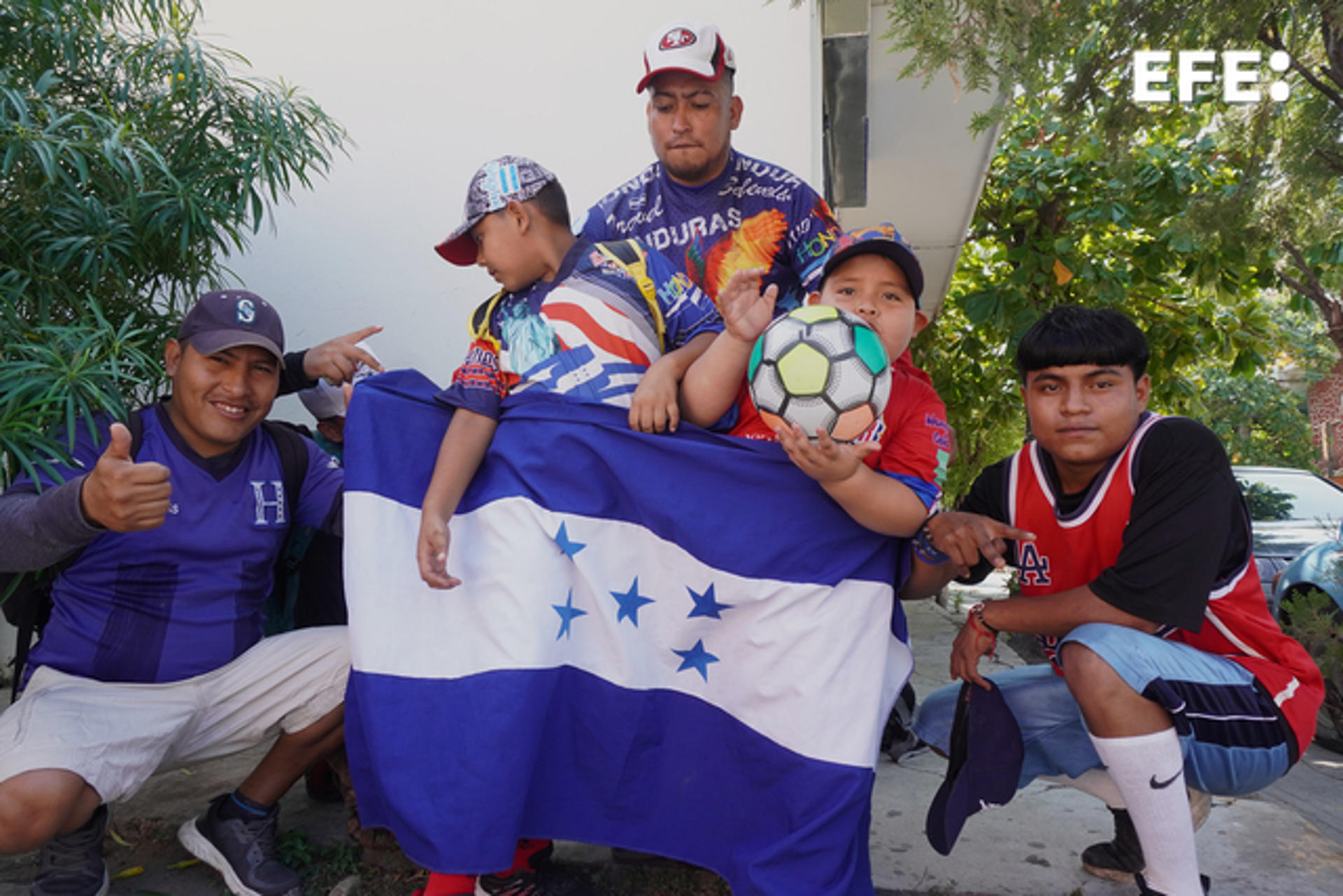 Migrantes avanzan por México con su mirada puesta en el Mundial de Fútbol