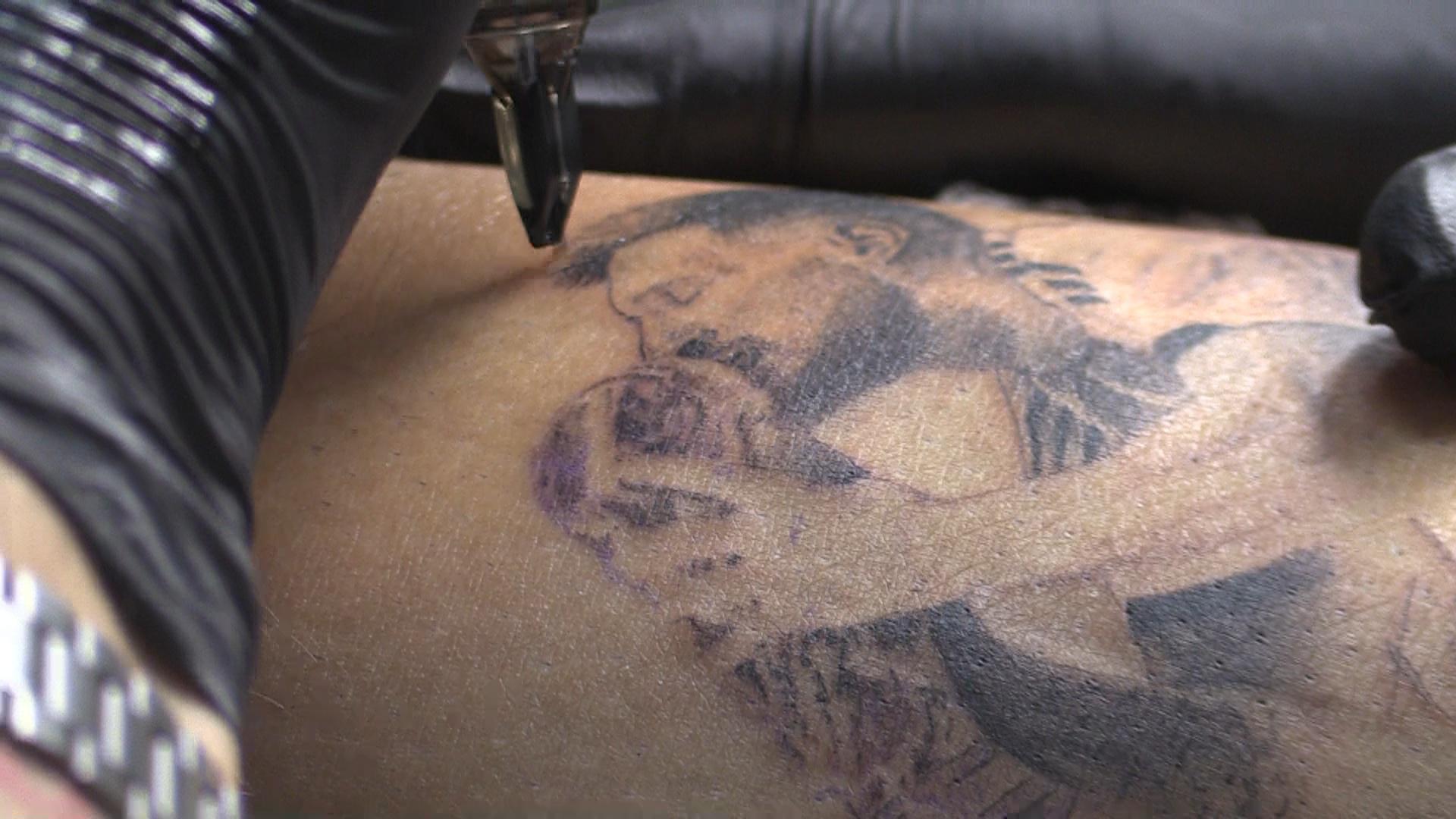 La fiebre por los tatuajes con la cara de Messi escala sin control en Rosario