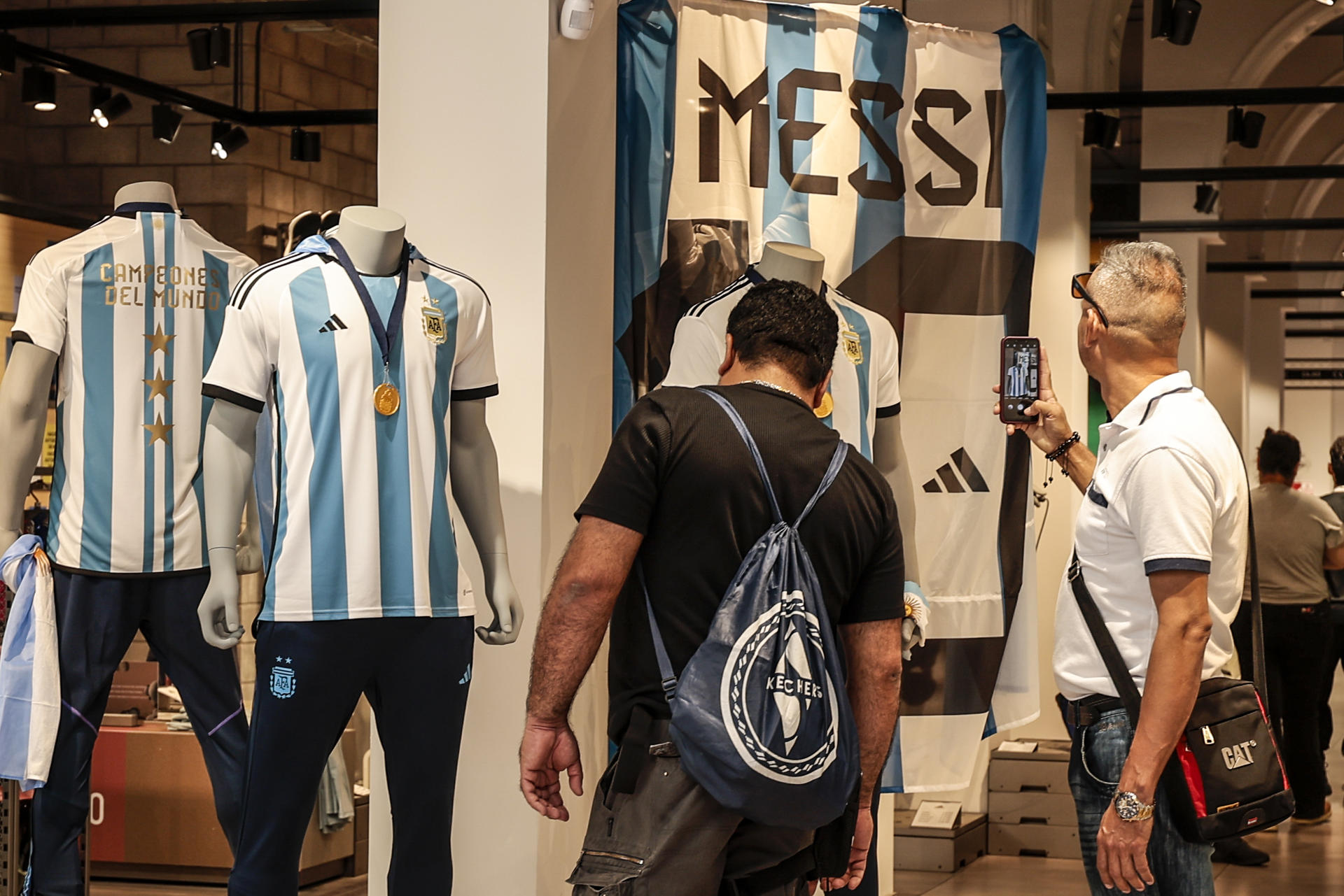 Comienza la venta de la nueva camiseta de la Albiceleste con las tres estrellas
