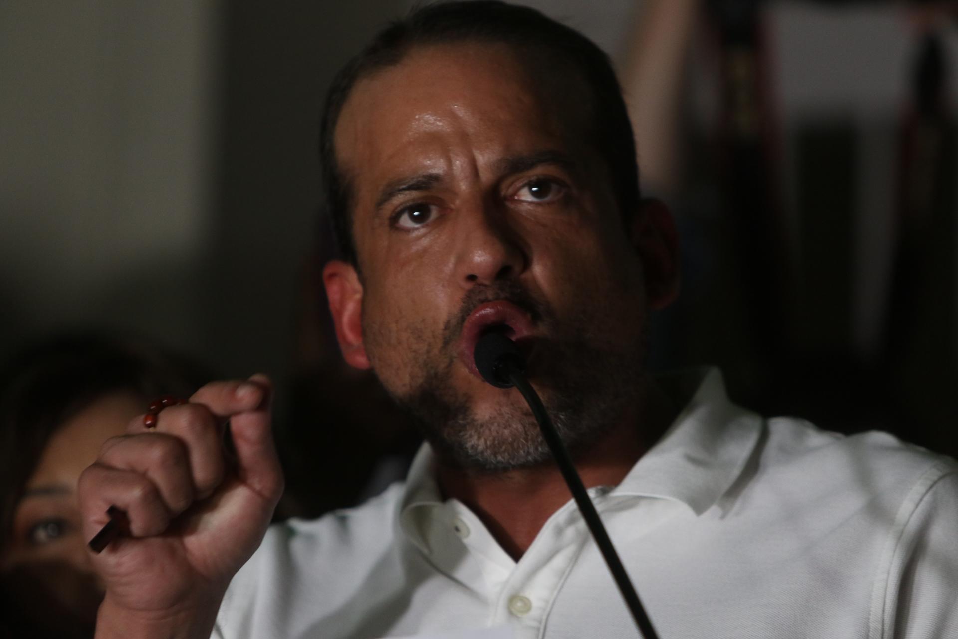 Tensión en Bolivia: Denuncian «secuestro policial» del gobernador opositor Luis Fernando Camacho