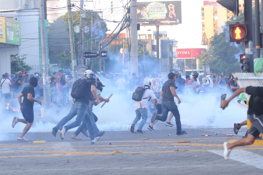 Paro en la mayor región boliviana cierra con choques entre civiles y policías