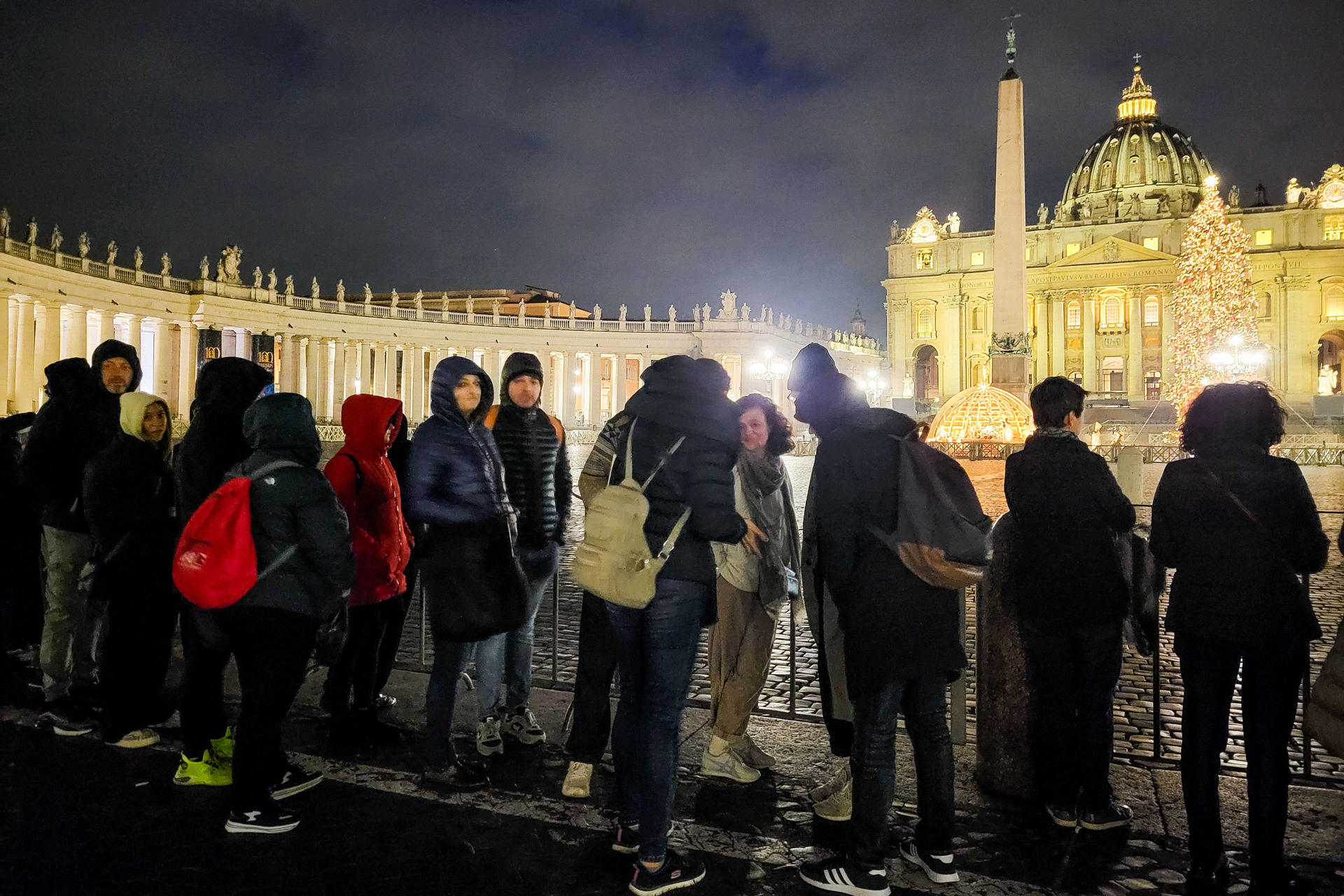 La capilla ardiente de Benedicto XVI abre por segundo día en espera del funeral
