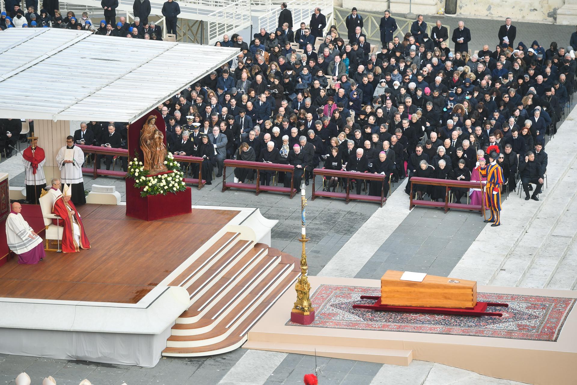 Funeral de Benedicto XVI: Francisco destaca su sabiduría, delicadeza y  entrega
