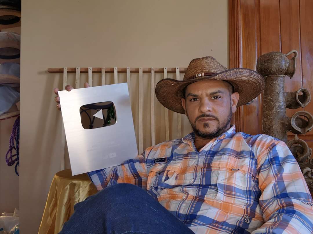 Holman Aragón, el primer camoapeño en recibir una placa de YouTube