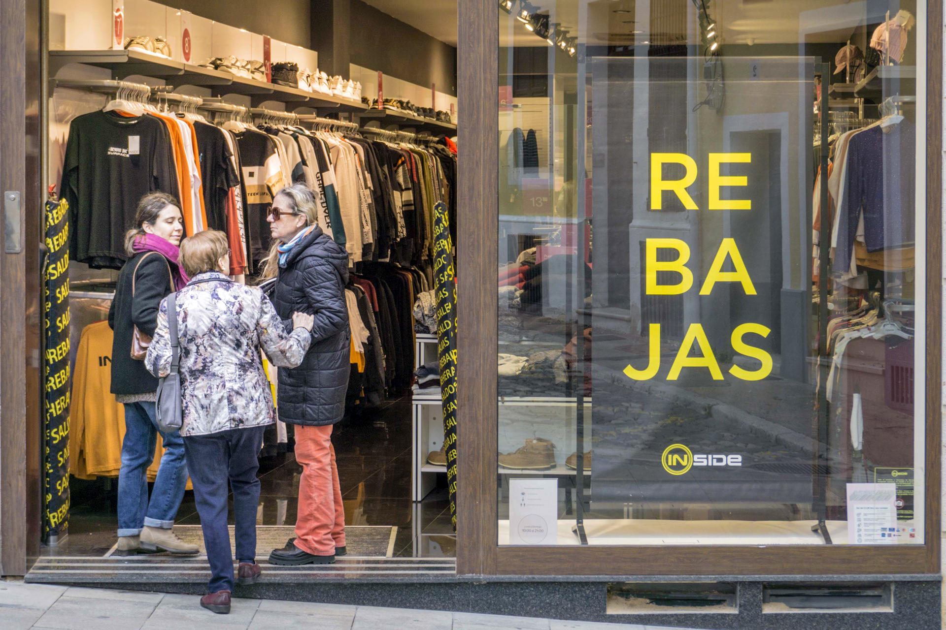 Comienza en España la campaña de rebajas de enero marcada por un menor gasto