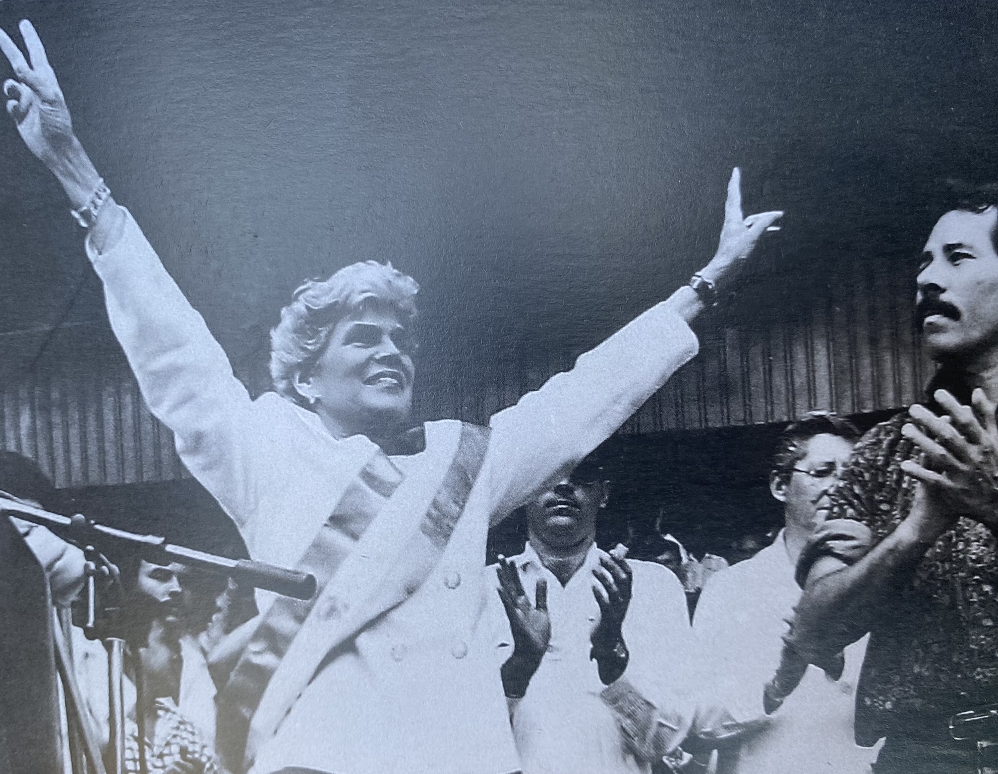 La historia sobre doña Violeta y la “entrega” de la llave de la Presidencia que Daniel Ortega manipuló