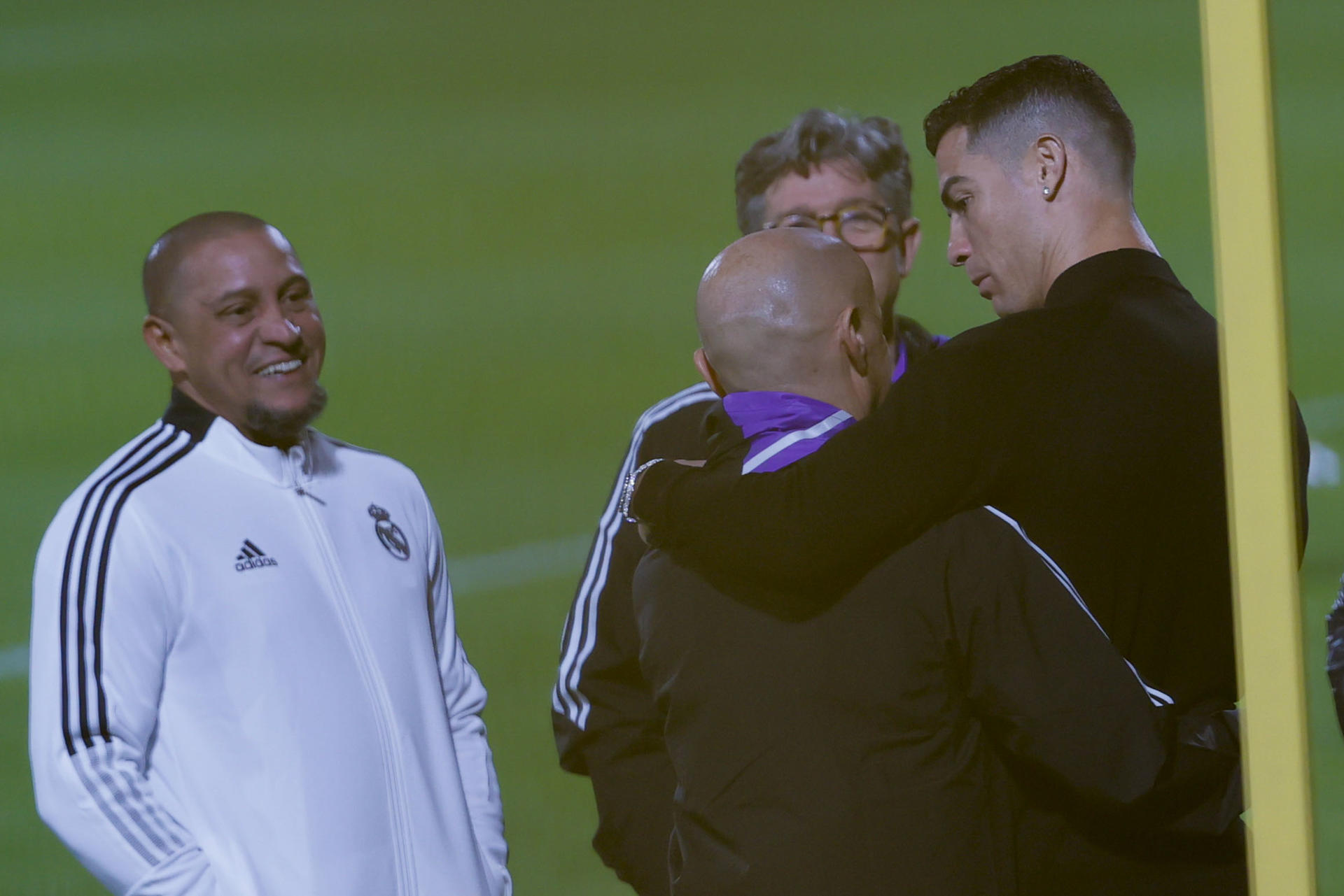 Cristiano Ronaldo visita a sus excompañeros del Madrid en su entrenamiento previo al clásico del domingo