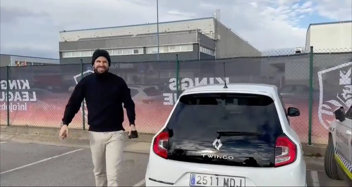 Piqué en otro «contragolpe a Shakira»,   maneja un Renault Twingo
