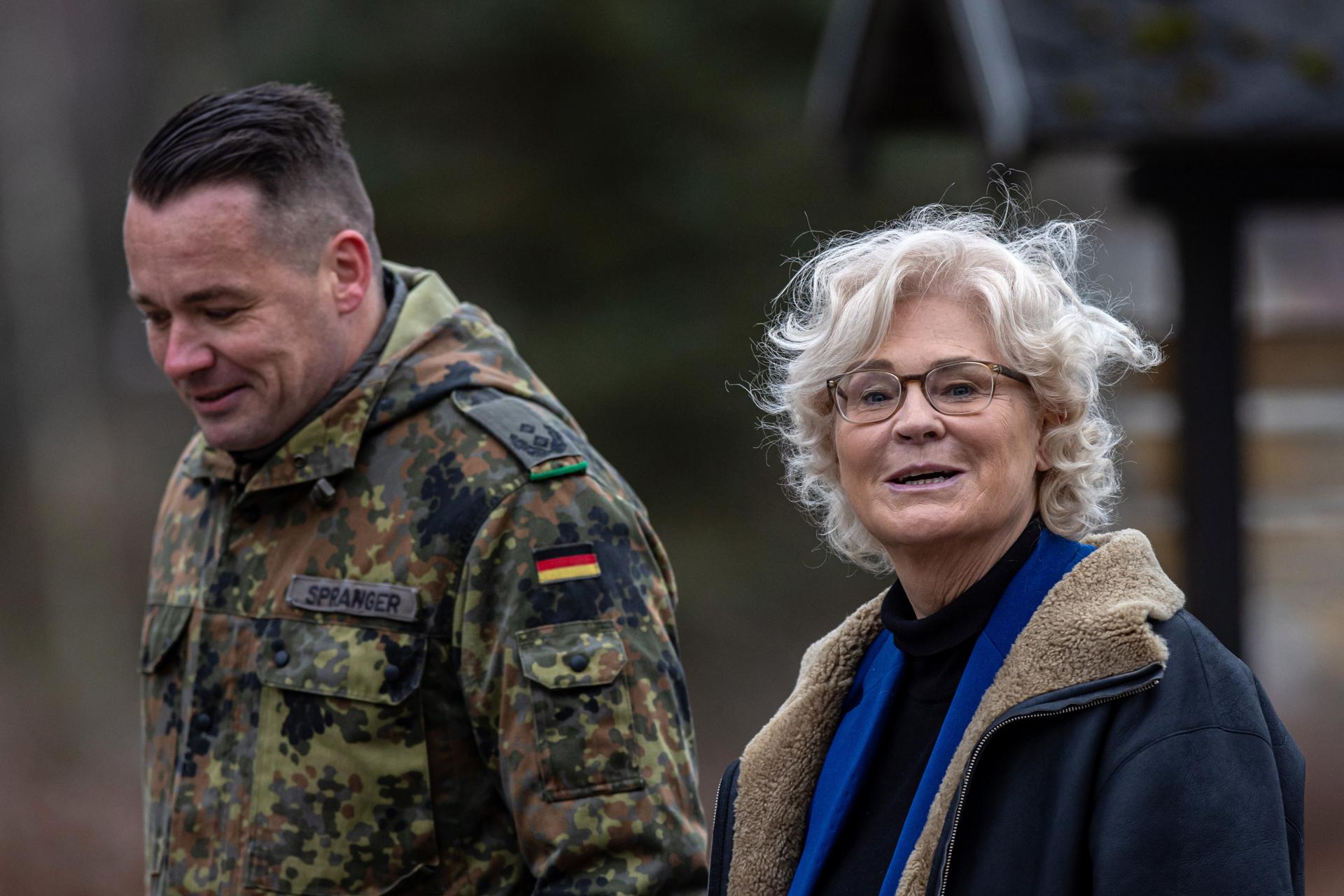 La ministra alemana de Defensa, Christine Lambrecht, anuncia su dimisión