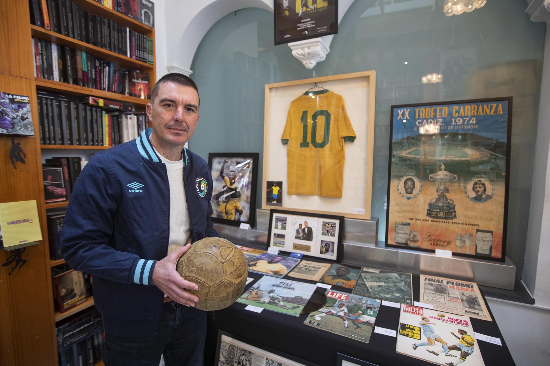 Una camiseta de ‘O Rei’ Pelé, objeto más preciado de exposición en España