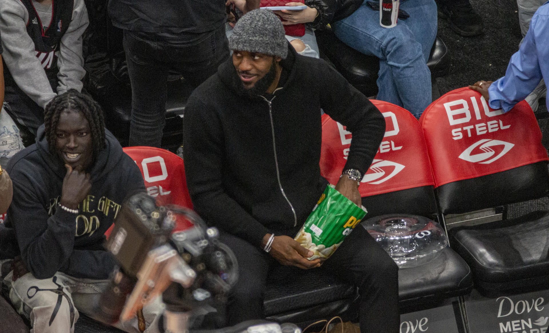 Una entrada para ver el récord de LeBron a pie de pista cuesta 30.208 dólares