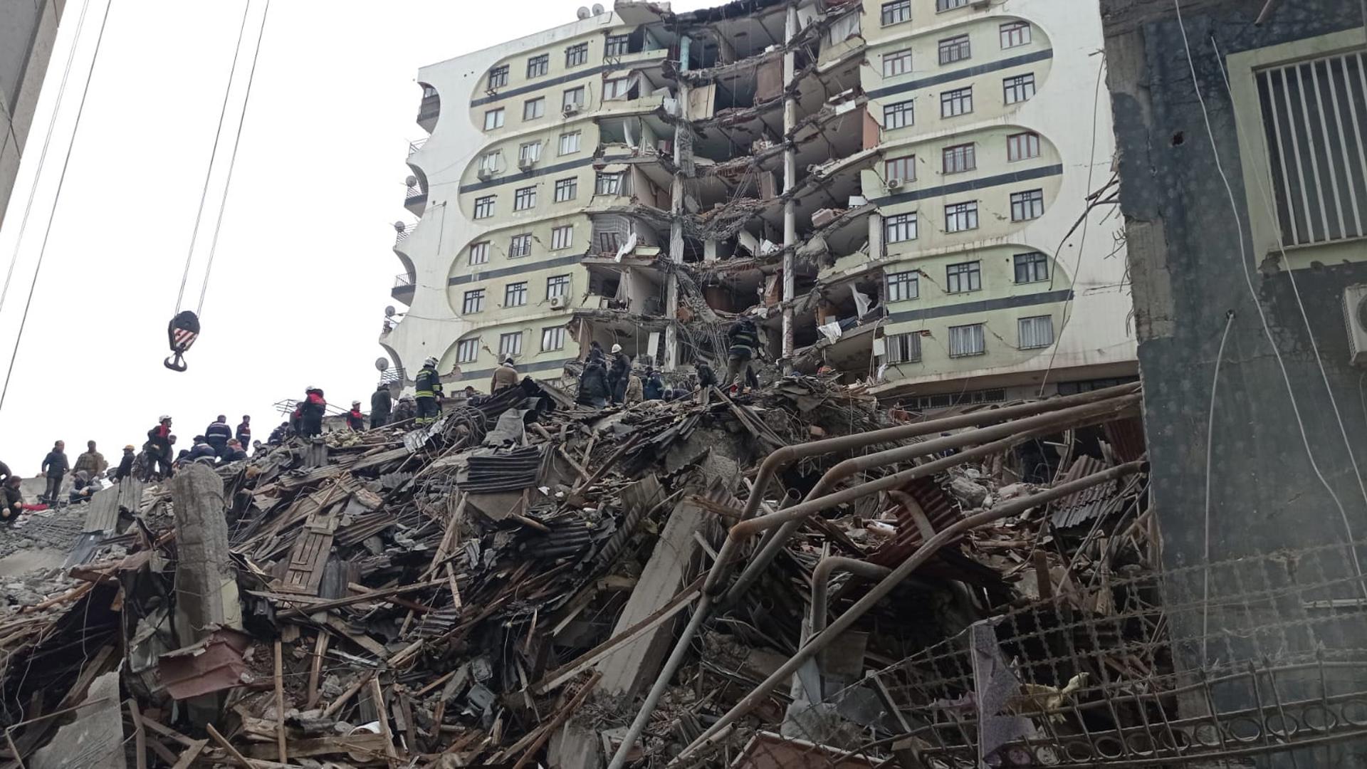Terremoto en Turquía deja al menos 284 muertos y más de 2.200 heridos