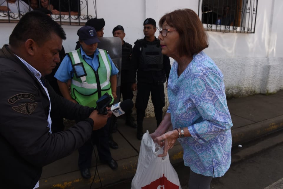 España pide levantar asedio policial en iglesia San Miguel y negociar salida a la crisis