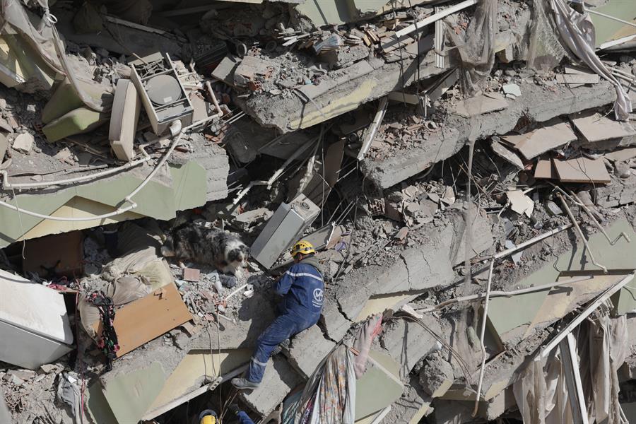 Los muertos en Turquía por los terremotos ascienden a casi 22.000