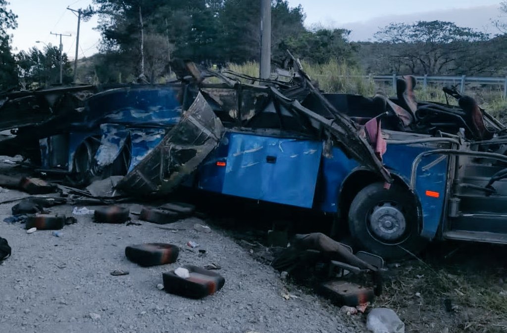 Al menos 39 muertos al caer un autobús con migrantes por un precipicio en Panamá