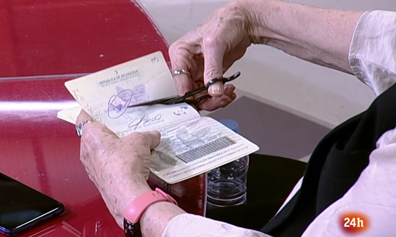 Gioconda Belli rompe su pasaporte en vivo en la televisión española