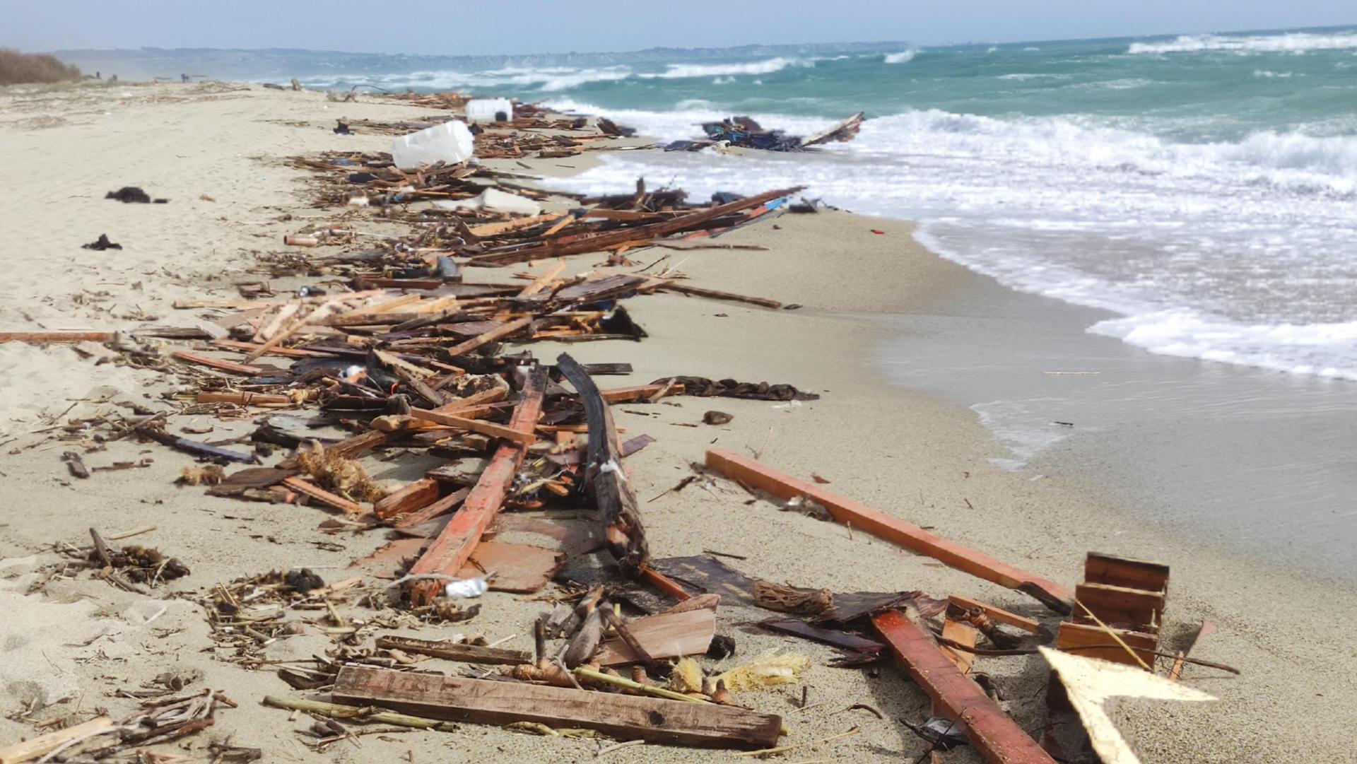 Ascienden a 64 los muertos rescatados tras el naufragio en la costa italiana