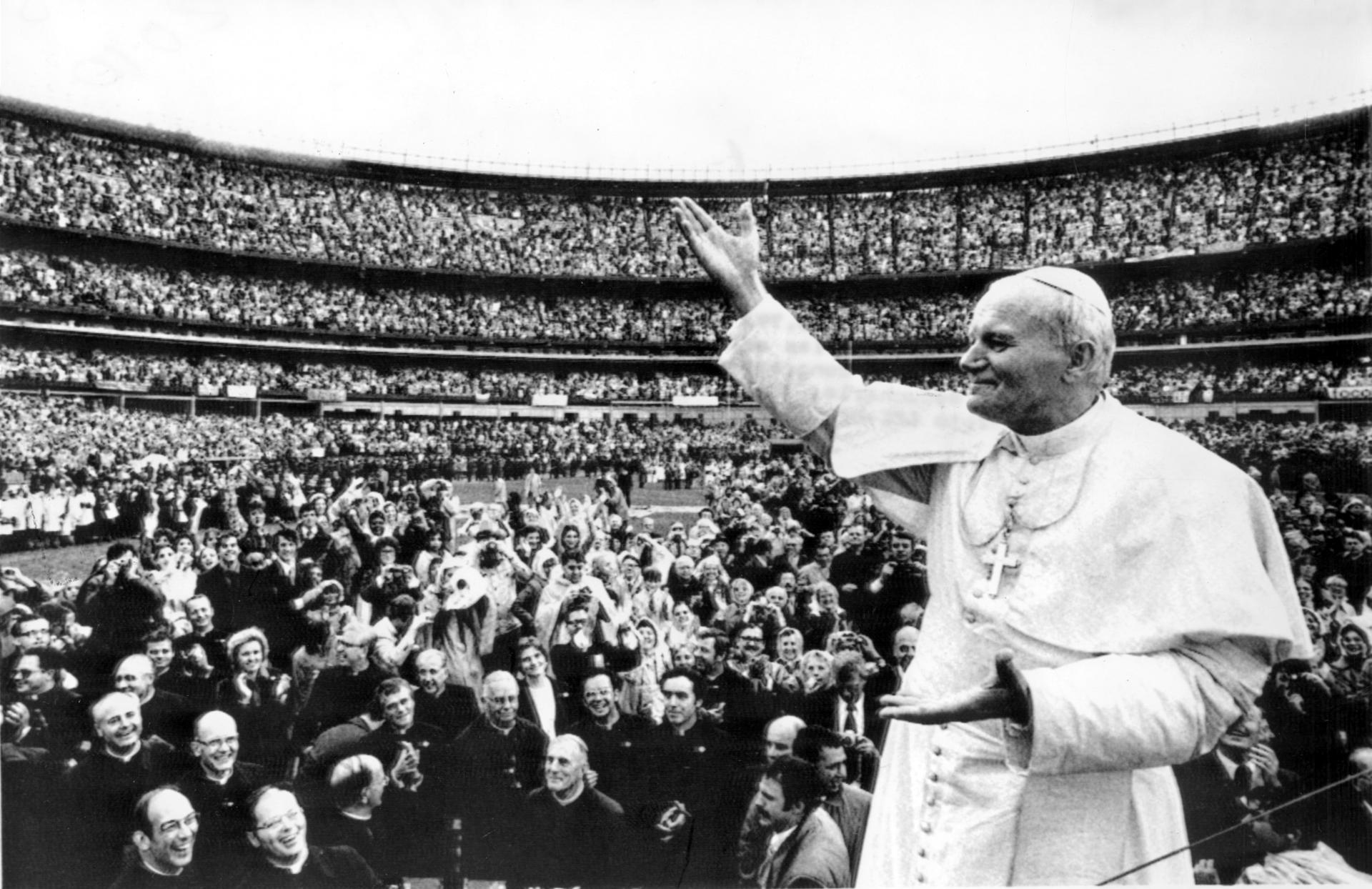 Revelaciones sobre Juan Pablo II, ingredientes para «reescribir» su biografía