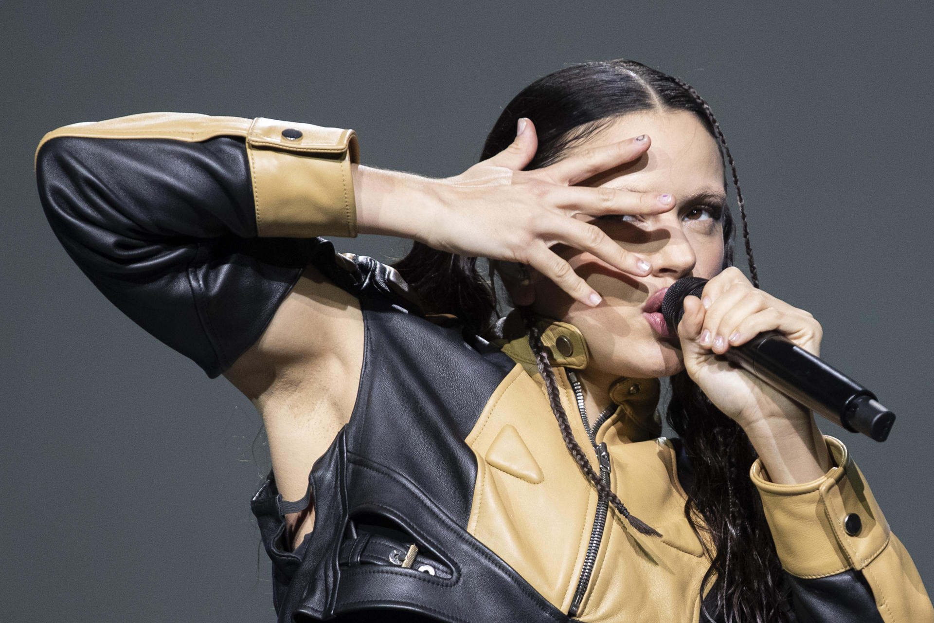 Rosalía anuncia disco de tres temas junto a Rauw Alejandro para el 24 de marzo