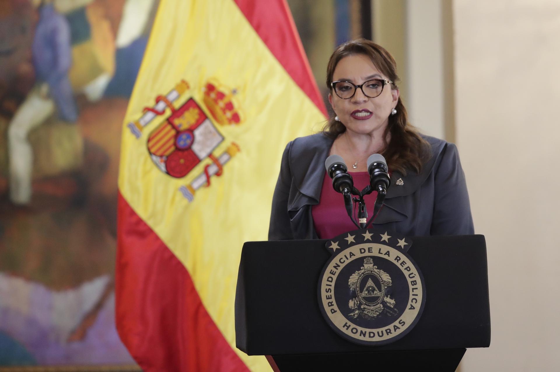 La presidenta de Honduras ordena a su canciller abrir relaciones con China