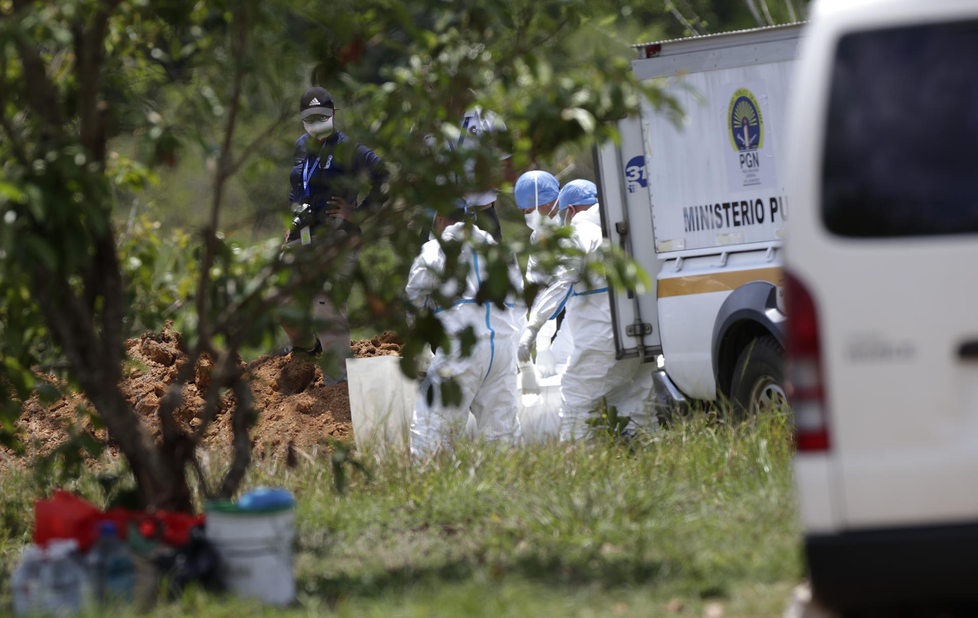 Panamá entierra a trece migrantes no reclamados ni identificados tras un accidente