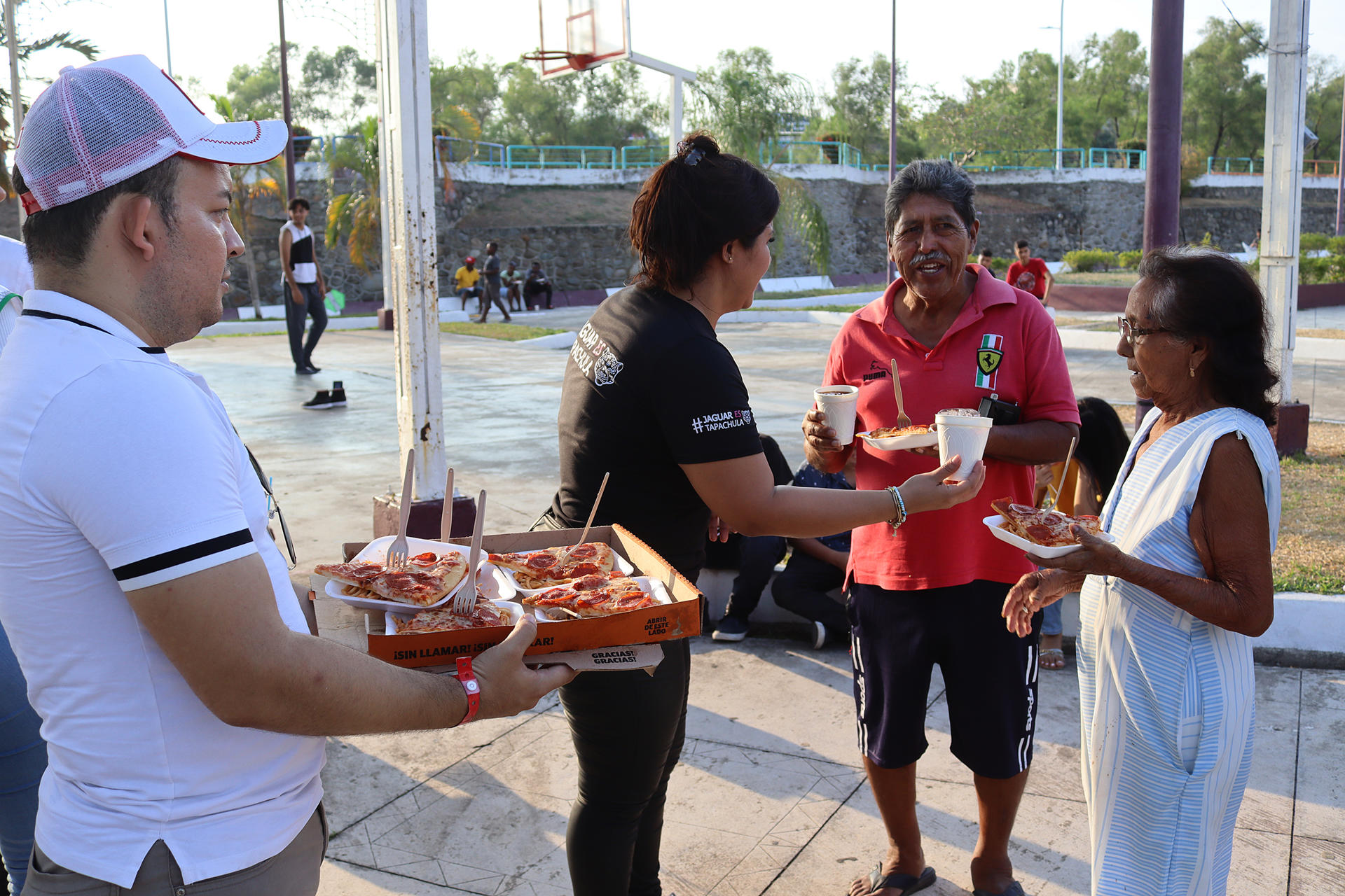 Migrantes residentes en Tapachula comparten alimentos y brigada médica
