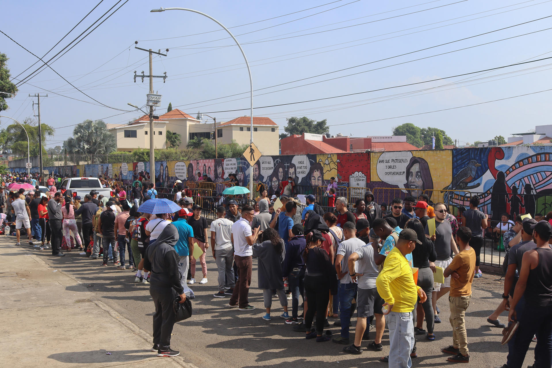 Miles de migrantes buscan salir en avión de la frontera sur de México